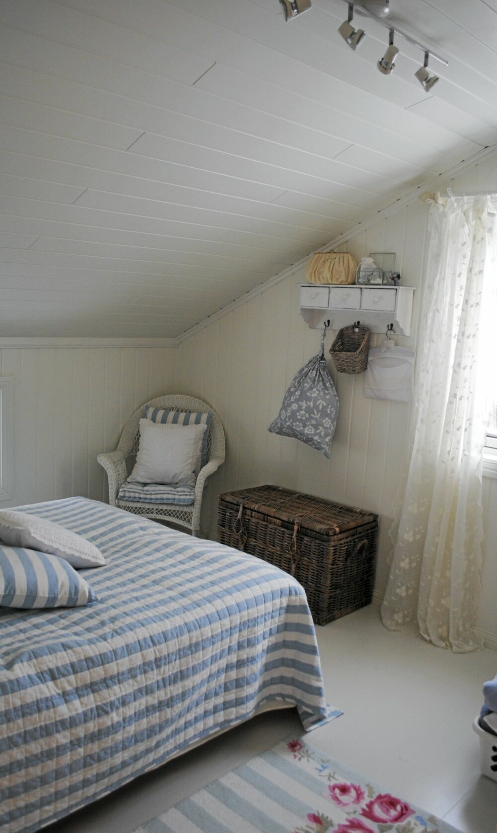 Soverommet har en enkel og landlig sjarm i blåtoner.