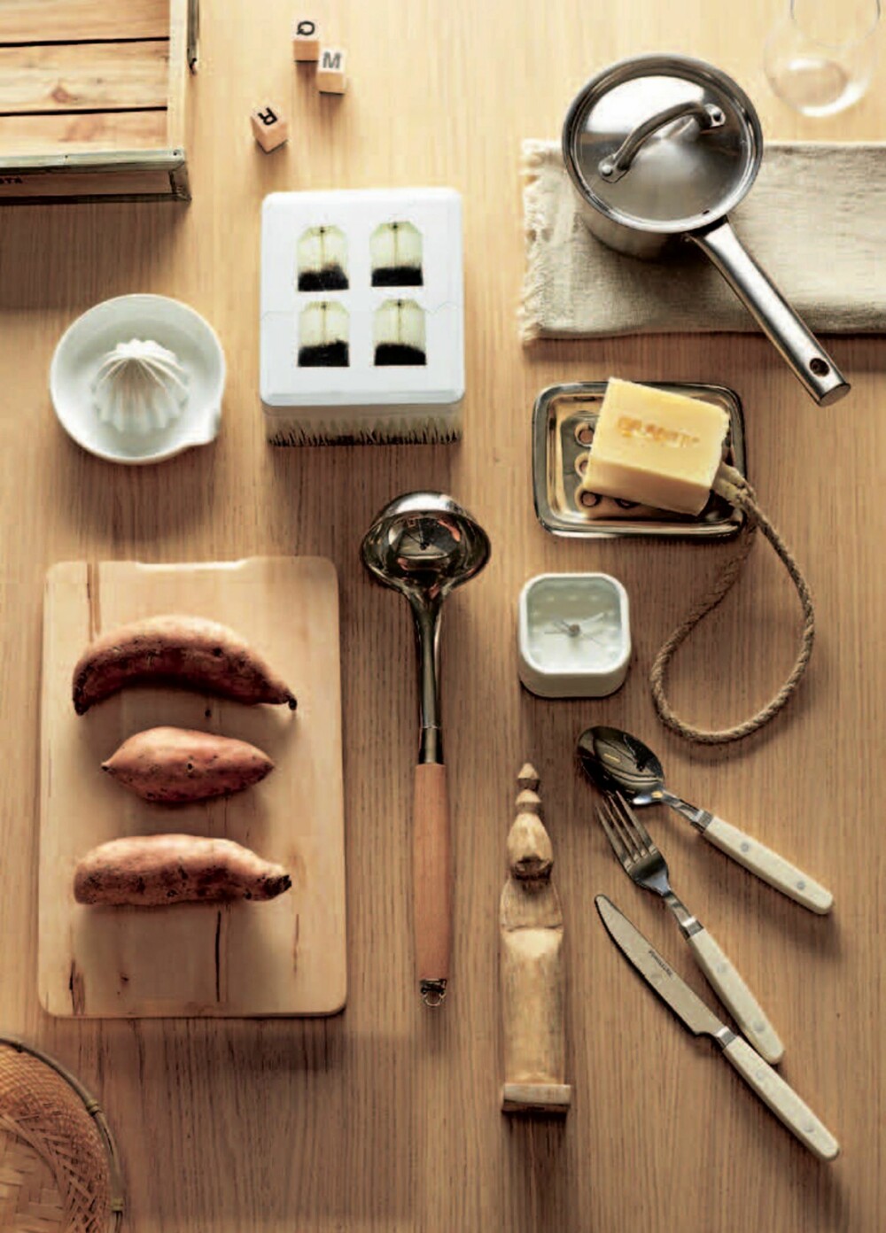 TABLÅ: Kjøkken og borddekking er temaet. Treverk, metall, robuste produkter.