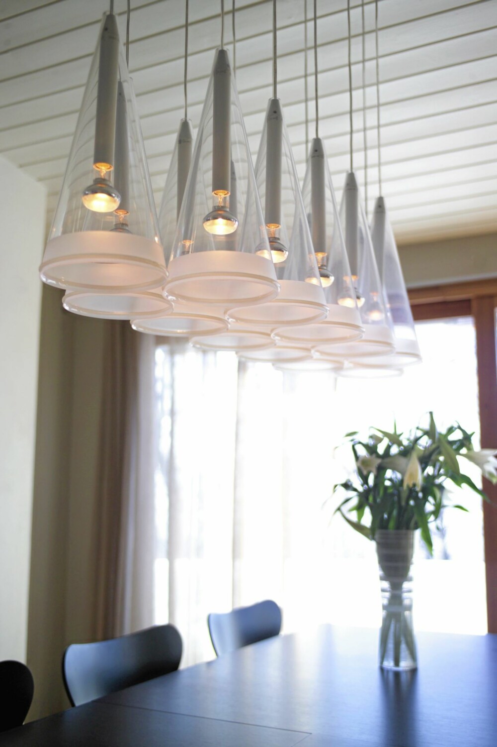 ITALIENSK DESIGN I HØYSETET: Takpendlene Flos Fuchsia signert designguru Achille Castiglioni er satt sammen i en effektfull gruppe. Stuebord fra B&B Italia. ITALIENSK DESIGN I HØYSETET: Takpendlene Flos Fuchsia signert designguru Achille Castiglioni er satt sammen i en effektfull gruppe. Stuebord fra B&B Italia.