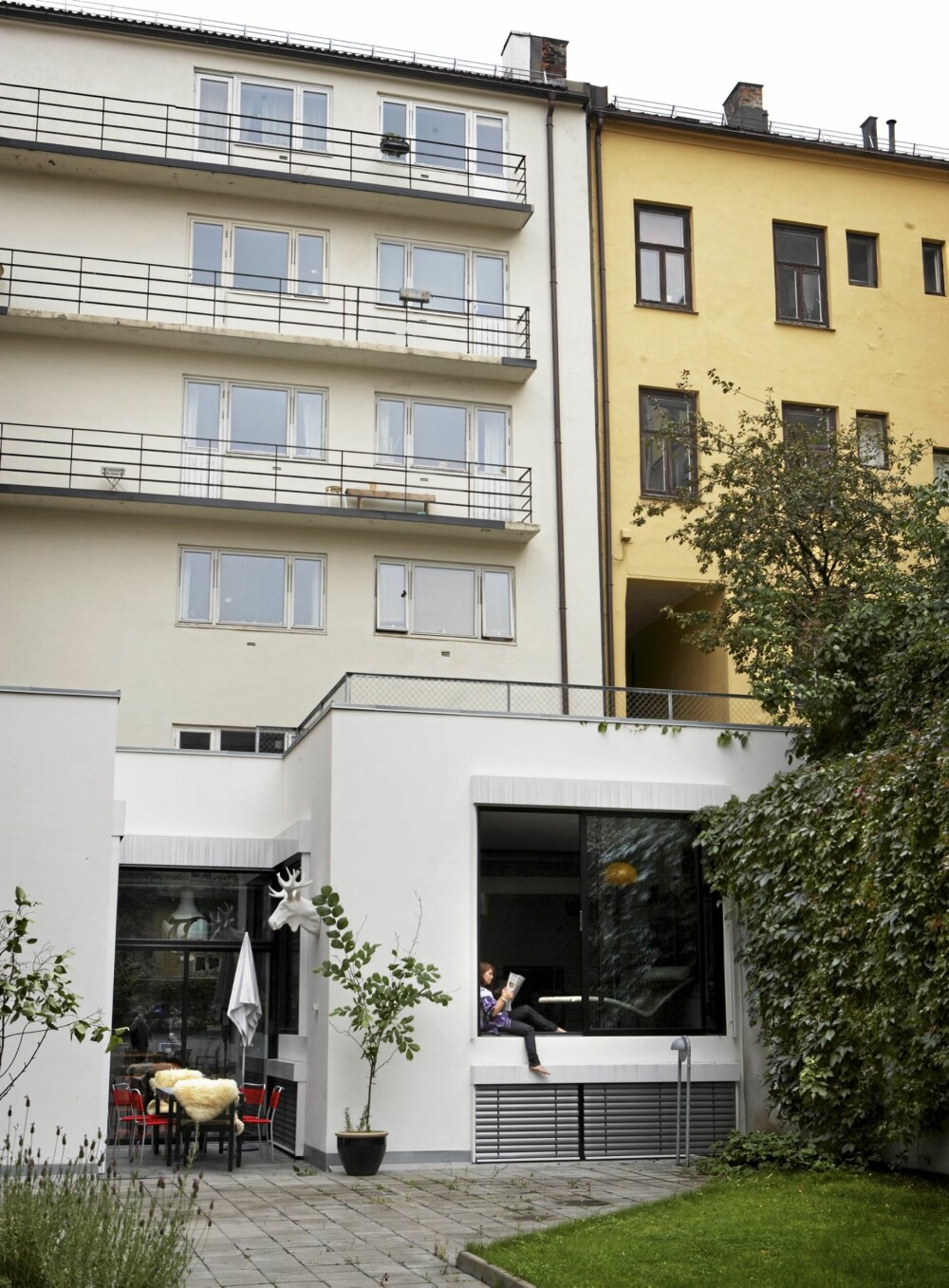 KUL BOLIG I GAMMEL GÅRD: Den urbane boligen, et tidligere bilverksted ligger i første- og underetasjen i denne renlinjete bygården på Bolteløkka. Ungdommenes oppholdsrom til høyre.