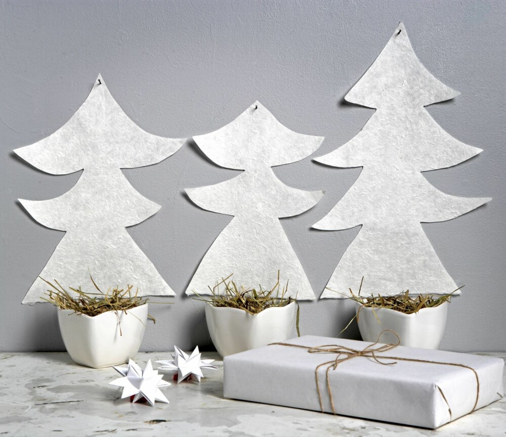 ENKELT OG STILRENT: Disse juletrærne er klippet ut av papir og plassert i skåler med gress.