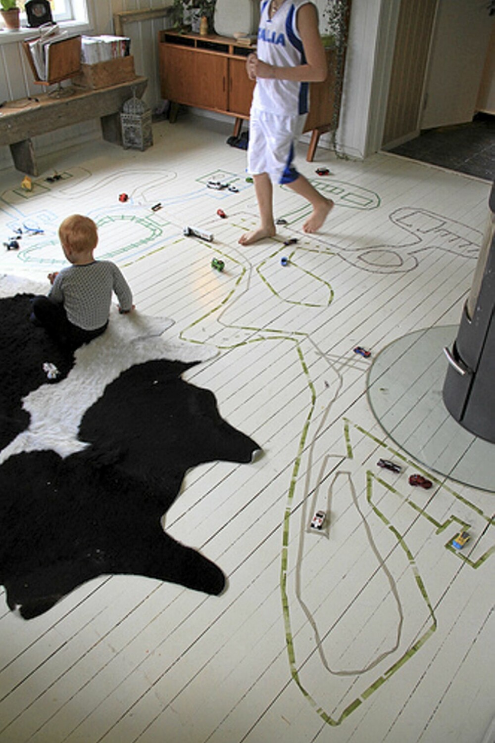 ELLEVILT: Kunstverket på gulv og sofa ble egenhendig laget og kreativt døpt av barna selv. Velkommen til Teip City!