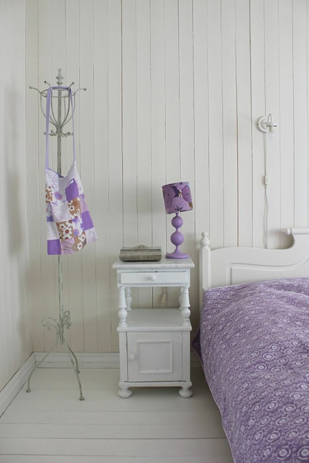 LILLA DRØMMER: På soverommet er det lekker lilla som får lov til å tilføre rommet farge.