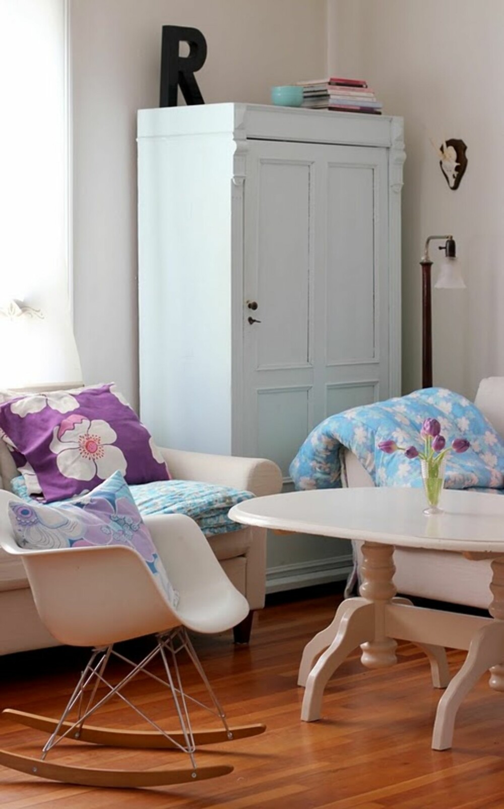 MIKS OG MATCH: Lyse sofaer + Eames stol + fargeglade retrotekstiler blir veldig flott sammen.