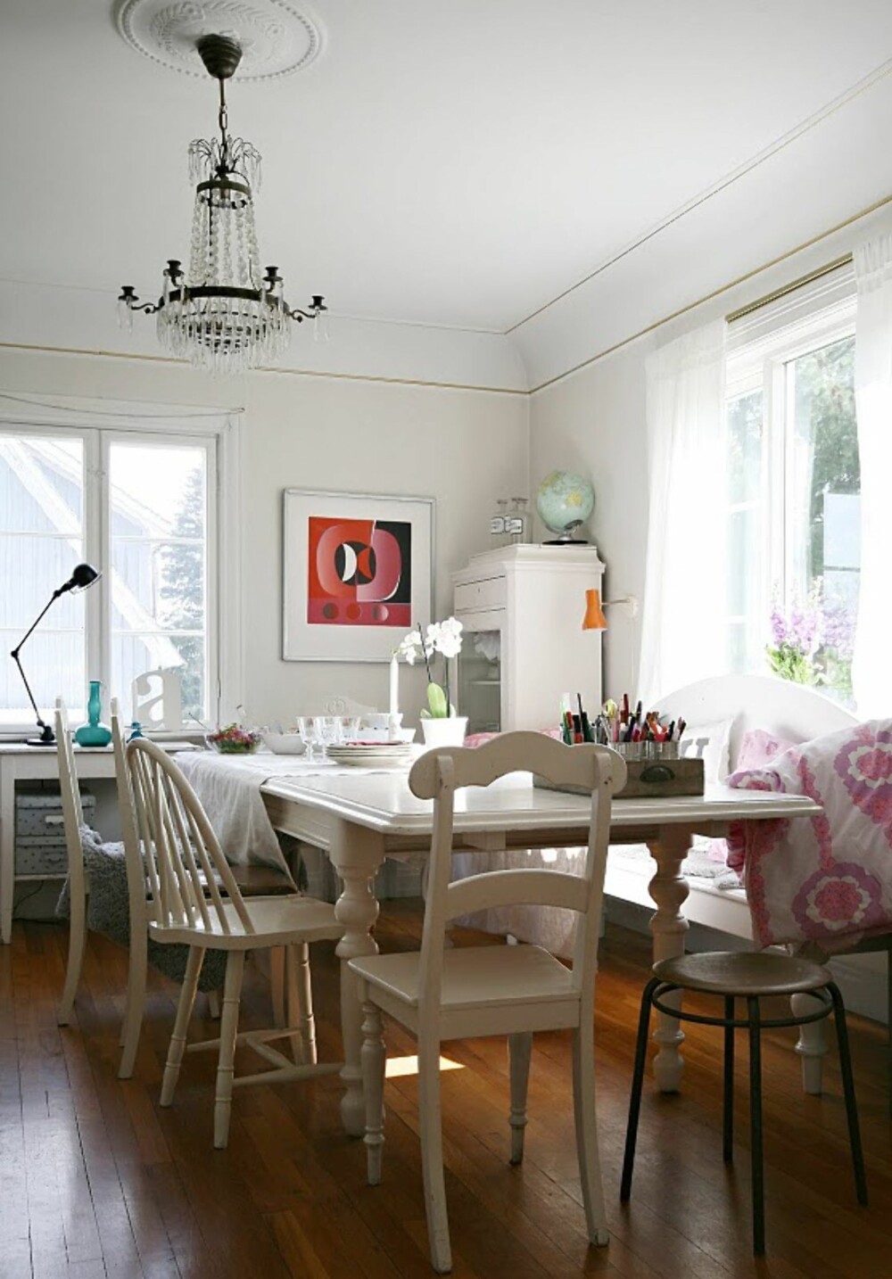 HJERTEROM: Inger Lill valgte stort bord og god plass med vilje; her skulle mange kunne sitte sammen.