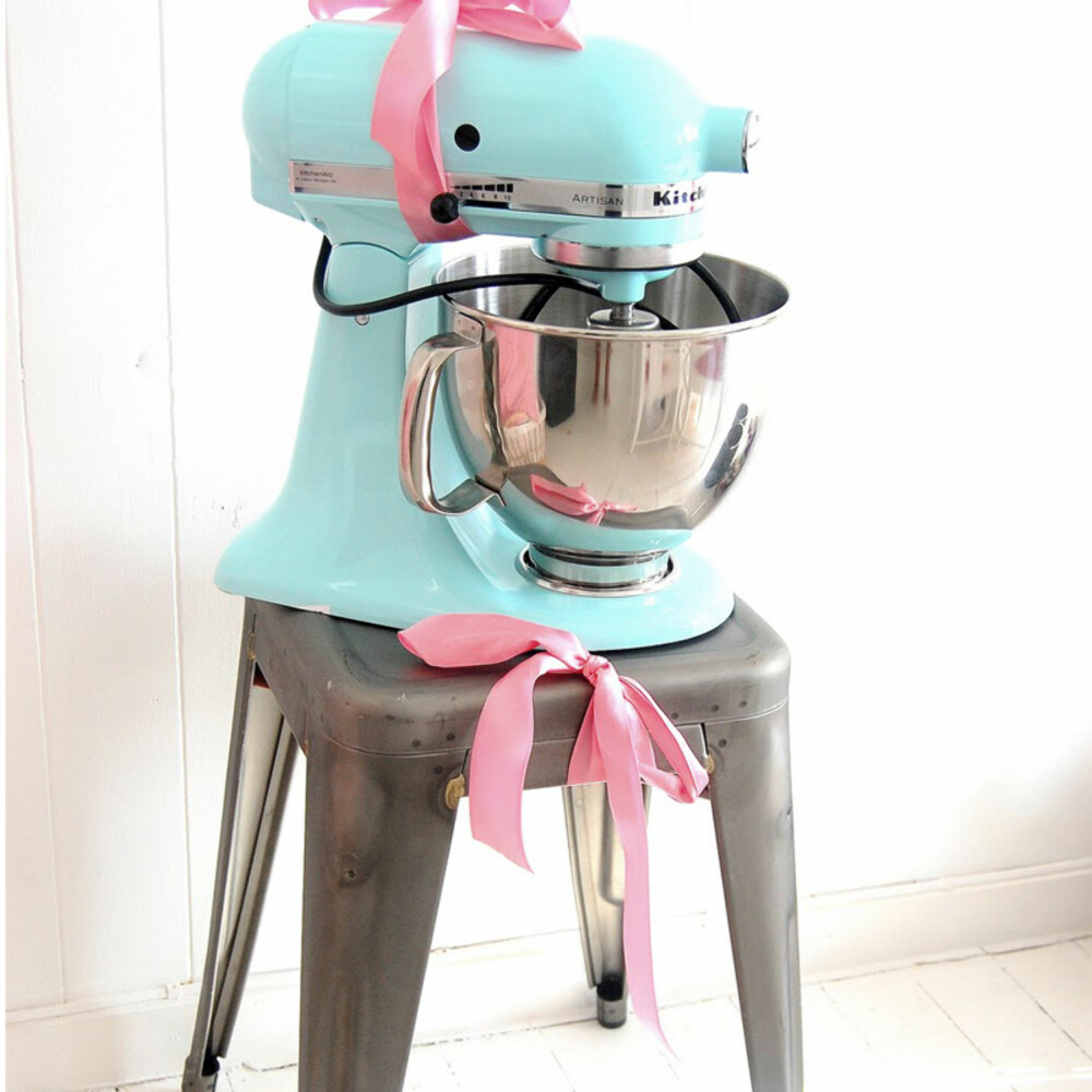 INTERIØRBLOGGERENS DRØM: Mange bloggere drømmer om en kjøkkenmaskin fra Kitchenaid og en krakk fra franske Tolix. INTERIØRBLOGGERENS DRØM: Mange bloggere drømmer om en kjøkkenmaskin fra Kitchenaid og en krakk fra franske Tolix.