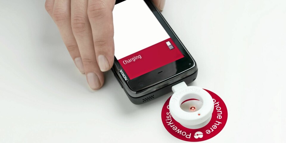 ULIKE SONER: Møbelprodusenten Kinnarps laget integrert trådløs mobillading i ny bordserie beregnet for folk på farten.