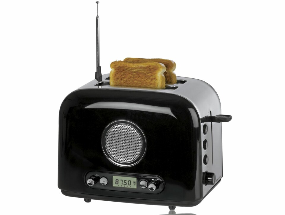 GENIALT ELLER GALT: Når teknologi møter vanlige produkter kan det se slik ut. Brødrister og radio i ett. Denne er laget av OBH Nordica. Spennende å se om den skifter kanal hver gang brødskiven spretter opp.