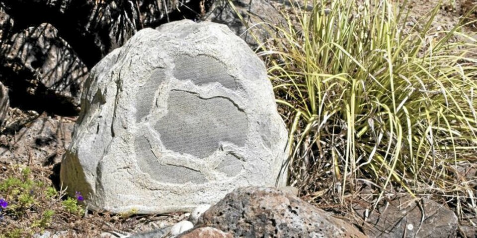 STEIN GALE: Ny teknologi byr på uante muligheter. Trådløse høyttalere som ser ut som en hvilken som helst annen stein i hagen. Disse kan stå ute i all slags vær.