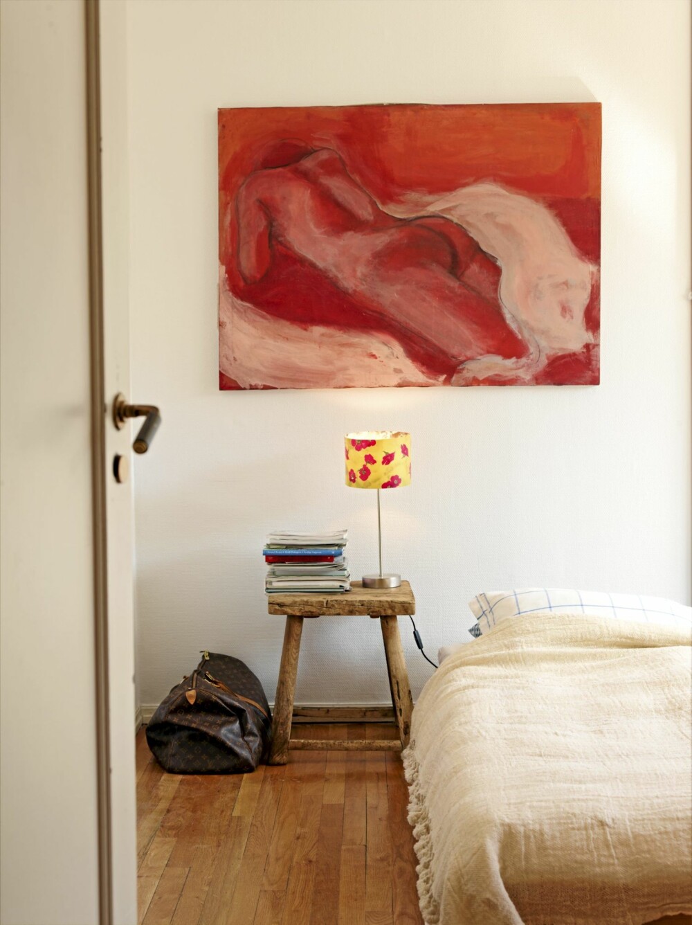 UNGDOMSMINNE: Elin Therese Eriksens maleri har fulgt med på flyttelassene siden tenårene. Den sterke rødfargen fungerer som aksentfarge i leligheten.