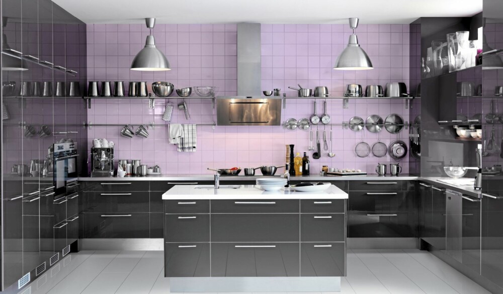 STILIG KJØKKEN: På kjøkkenet kan gutta imponere med kokkekunster, og størrelsen bør være romslig. En kjøkkenøy er et bra samlingspunkt og stilen bør være ren, enkel og ukomplisert.