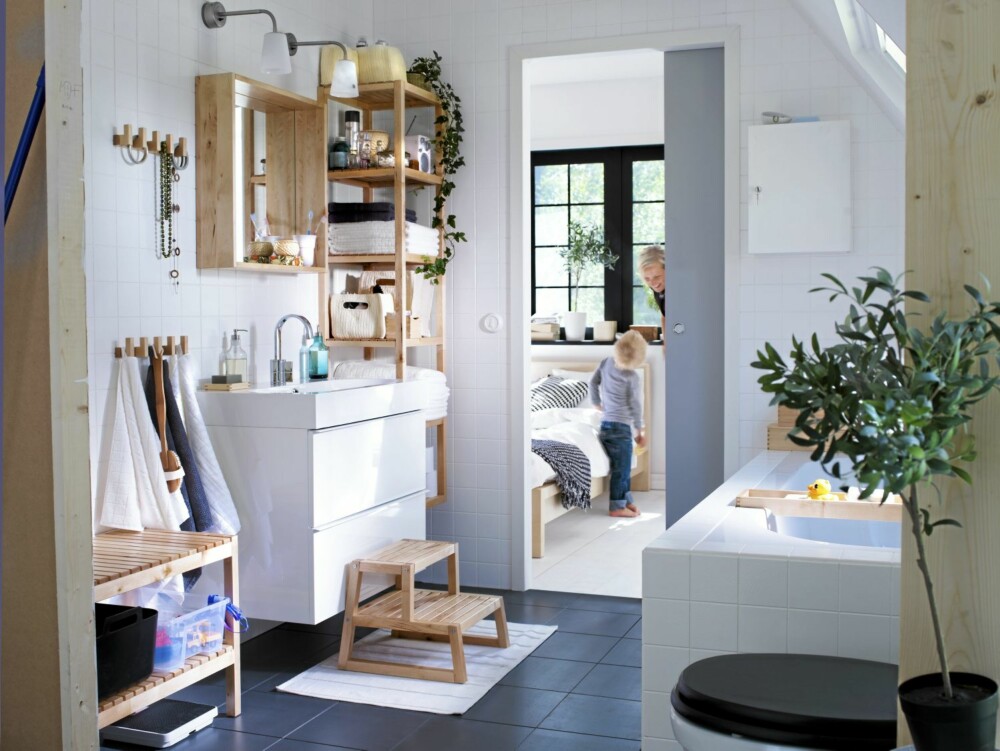 LYST OG LUFTIG: Den skandinaviske stilen holder stand, og det er ikke så rart: Det enkle er jo ofte det beste. Baderomsinnredningen her er fra Ikea. LYST OG LUFTIG: Den skandinaviske stilen holder stand, og det er ikke så rart: Det enkle er jo ofte det beste. Baderomsinnredningen her er fra Ikea.