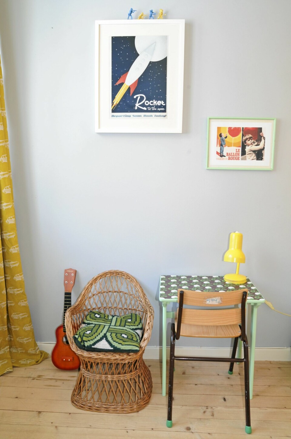 RETRO PÅ BARNEROMMET: Den lille skolepulten har fått et strøk med maling og er dekorert med et lekkert retroinspirert tapet fra Blafre Design.