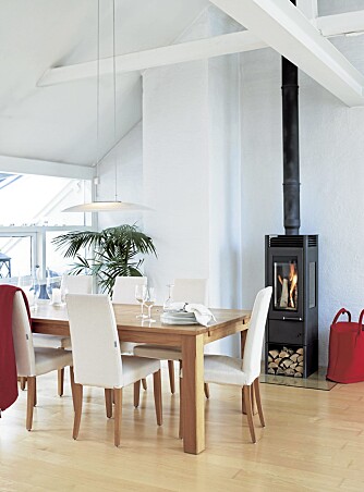 PLASS FOR SELSKAPER. Spisebord og stiler fra Hilmers Hus (som er opphørt), og peis fra Austro Flamm. Beboerne måtte sette inn nytt piperør som strekker seg i høyden og samtidig understreker takhøyden. PLASS FOR SELSKAPER. Spisebord og stiler fra Hilmers Hus (som er opphørt), og peis fra Austro Flamm. Beboerne måtte sette inn nytt piperør som strekker seg i høyden og samtidig understreker takhøyden.