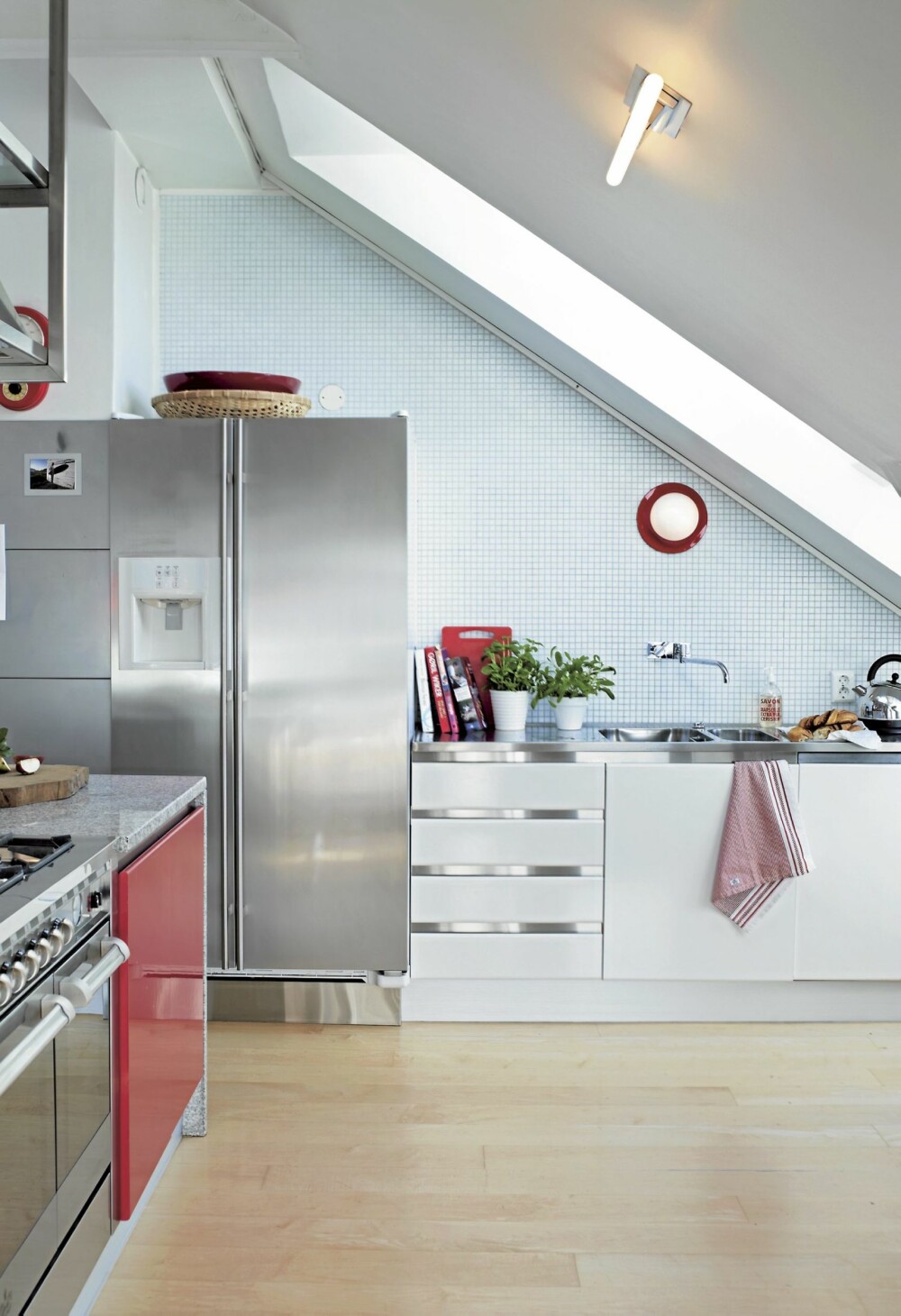 HEFTIGE SIGNALER. Kjøkkenet ble hvitt med røde innslag. Innredning fra italienske GeD Cucine. HEFTIGE SIGNALER. Kjøkkenet ble hvitt med røde innslag. Innredning fra italienske GeD Cucine.