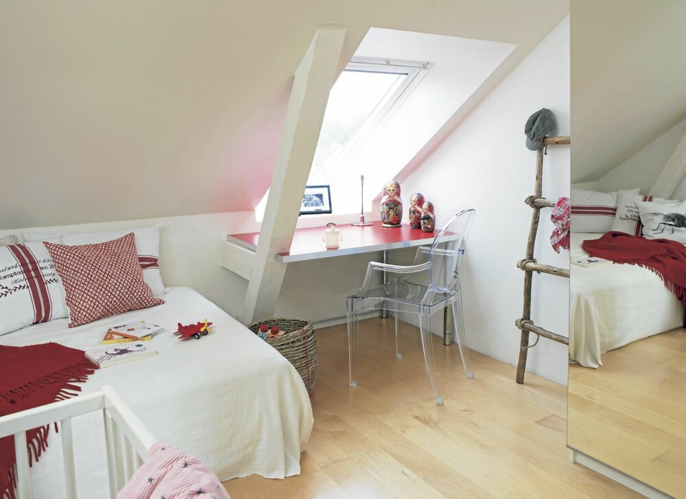 RØDE INNSLAG. På barnerommet er rødfargen tatt opp i tekstilene. Arbeidsbordet foran vinduet har også fått rød flate. Transparent stol Louise Ghost er designet av Philippe Starck. RØDE INNSLAG. På barnerommet er rødfargen tatt opp i tekstilene. Arbeidsbordet foran vinduet har også fått rød flate. Transparent stol Louise Ghost er designet av Philippe Starck.