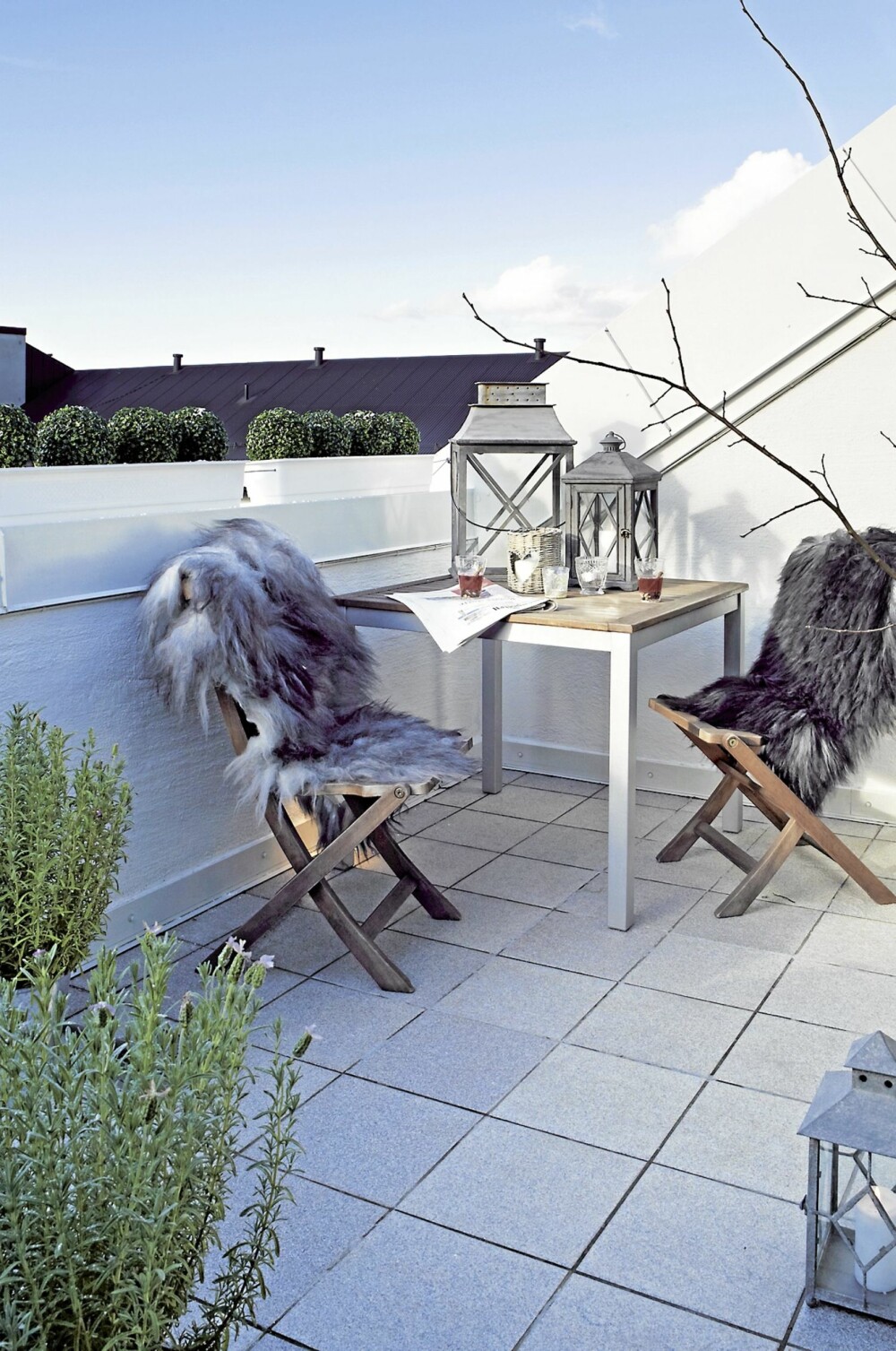 VINTERPAUSE. Selv om det er vinter, er det mulig med utpause på stoler med lune feller og varm gløgg i glassene. Skinn og lykter fra Verket Interiør. Det er innfelt belysning i gulvet. VINTERPAUSE. Selv om det er vinter, er det mulig med utpause på stoler med lune feller og varm gløgg i glassene. Skinn og lykter fra Verket Interiør. Det er innfelt belysning i gulvet.