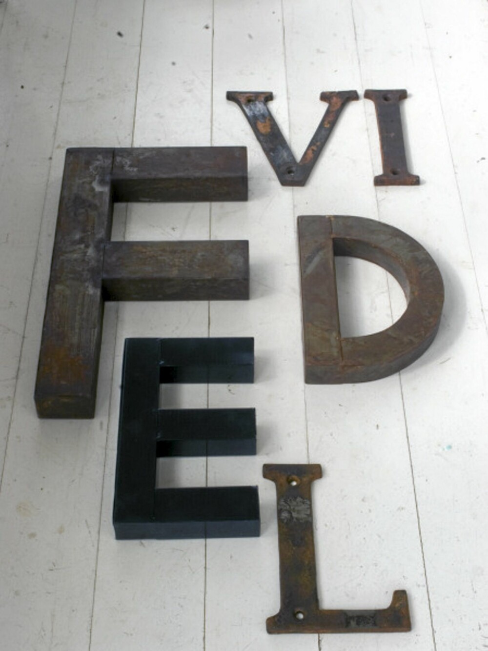 BOKSTAVER: Disse bokstavene fra Lobelia koster 199 og er i støpejern med en rusten patina.