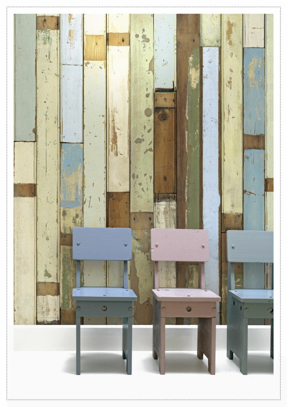 DRIVVED: En drøm for shabby chic-entusiaster. Hollandske Piet Hein Eek har designet dette 'slitte' tretapetet for scrapwoodwallpaper.com