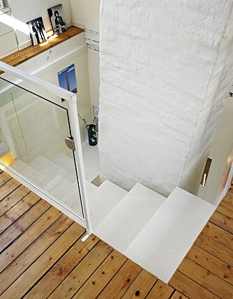 TRAPP RUNDT PIPEN: Den arkitekttegnede U-trappen snor seg rundt pipen. Plassen under trappen er utnyttet til oppbevaring. TRAPP RUNDT PIPEN: Den arkitekttegnede U-trappen snor seg rundt pipen. Plassen under trappen er utnyttet til oppbevaring.