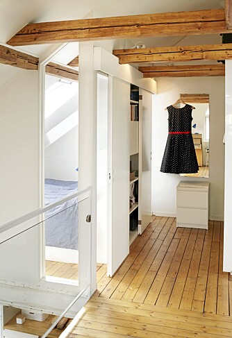 MULTIFUNKSJONELT: Plassen er utnyttet effektivt. En åpen garderobe er plassert til venstre. MULTIFUNKSJONELT: Plassen er utnyttet effektivt. En åpen garderobe er plassert til venstre.