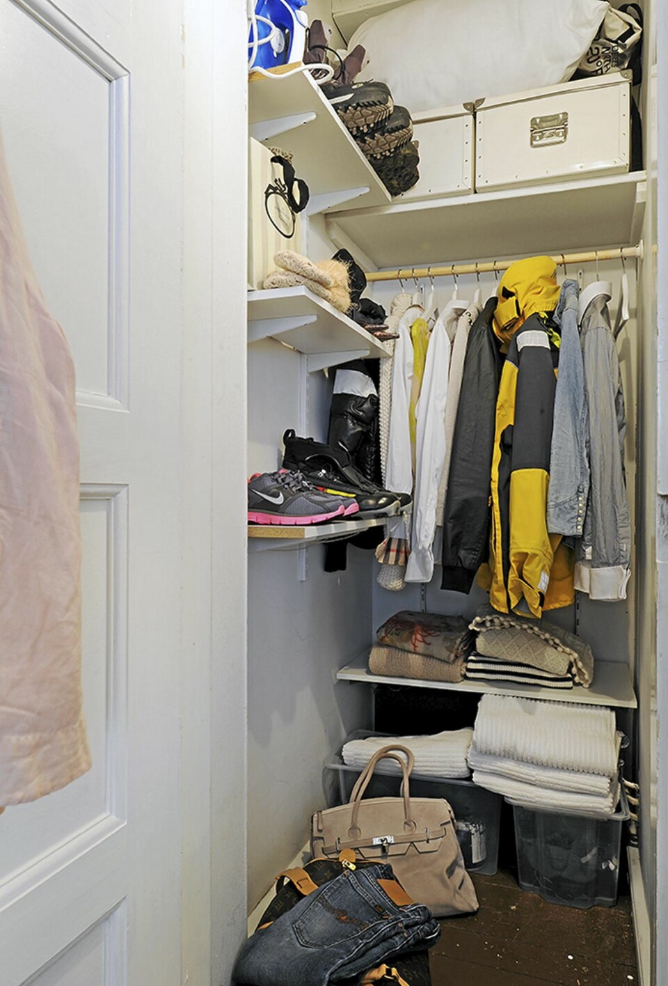 GARDEROBE: I gangen er det en garderobe med plass til klær og sko.