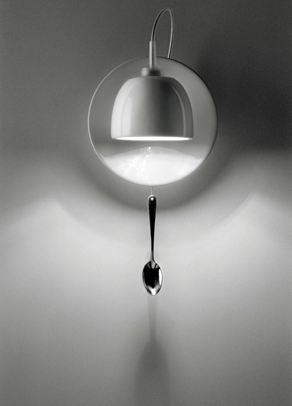 RØRENDE: «Light au lait» lampe, design Fabian Dumas, Ingo Maurer & Team, kr 2550, Paustian.
