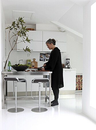 SMÅTT, MEN GODT. Kjøkkenet er ikke stort, men smart innredet. Marianne Bruvolls begeistring for Italia resulterte i en italiensk kjøkkeninnredning, Zecchinon fra Contrast34. Barstolene Lem er designet av Shin Tomoko Azumi fra Lapalma.