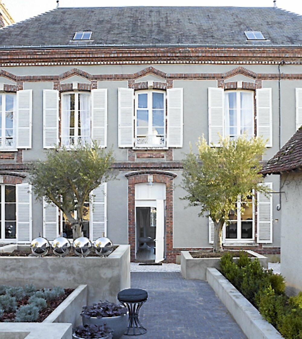 HERSKAPSHUS: Dette huset i Nordmandie har tidligere tilhørt stedets borgermester. Nå er det boligen til Paris-baserte, norske designeren Morten Oren.