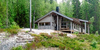 FLOTT PATINA: Hytta er behandlet med jernvitriol, og har i løpet av noen måneder fått en fin jevn gråfarge som står godt til fjellknausen
den står på. Oslomarka.