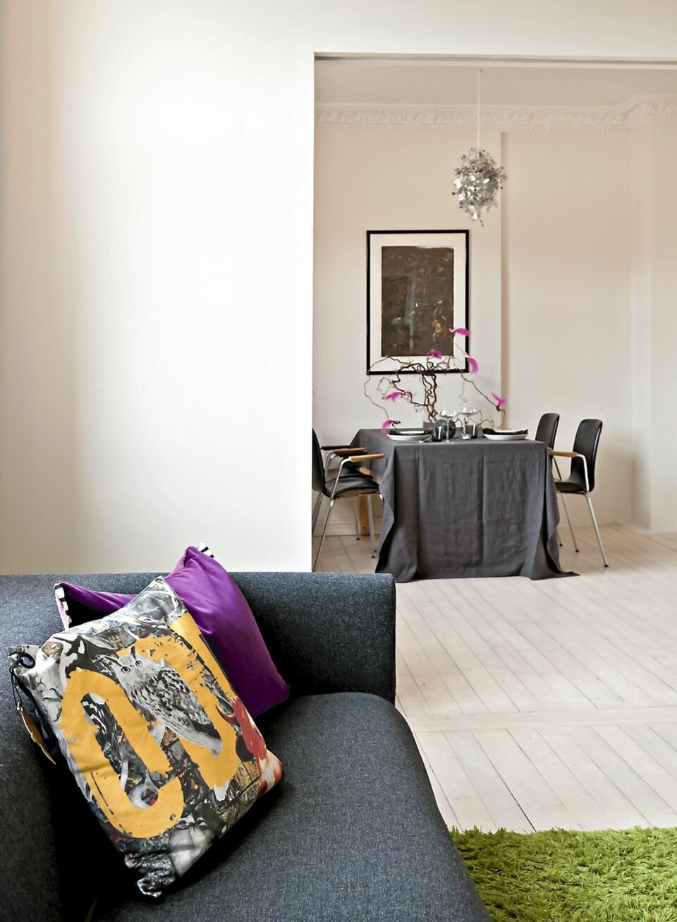 NY LØSNING: Ved å forstørre åpningen mellom stuen fikk eieren to luftige rom. Det ble satt inn skyvedører på begge sider av åpningen og hjørnekantene er knivskarpe, slik arkitektene liker å lage dem. 'Tipo' sofa.