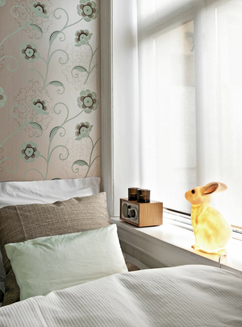 SOV SØTT: Tapetet 'Lakemount' fra Osborne&Little er kjøpt hos Eske. Det har en metallisk overflate som endrer farge med lyset. Sengeteppe fra Anouska. Spretten kanin fra Bolina.