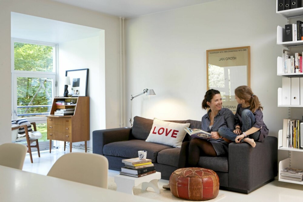 MINIMALISTISK OG MYKT: Kristine har vært bevisst på å bringe inn tremøbler for å myke opp stilen. For å frigjøre plass har hun valgt bort det tradisjonelle sofabordet. Sofaen heter Sepia og er fra Bolia. Puffen er et loppisfunn til 25 kroner. MINIMALISTISK OG MYKT: Kristine har vært bevisst på å bringe inn tremøbler for å myke opp stilen. For å frigjøre plass har hun valgt bort det tradisjonelle sofabordet. Sofaen heter Sepia og er fra Bolia. Puffen er et loppisfunn til 25 kroner.
