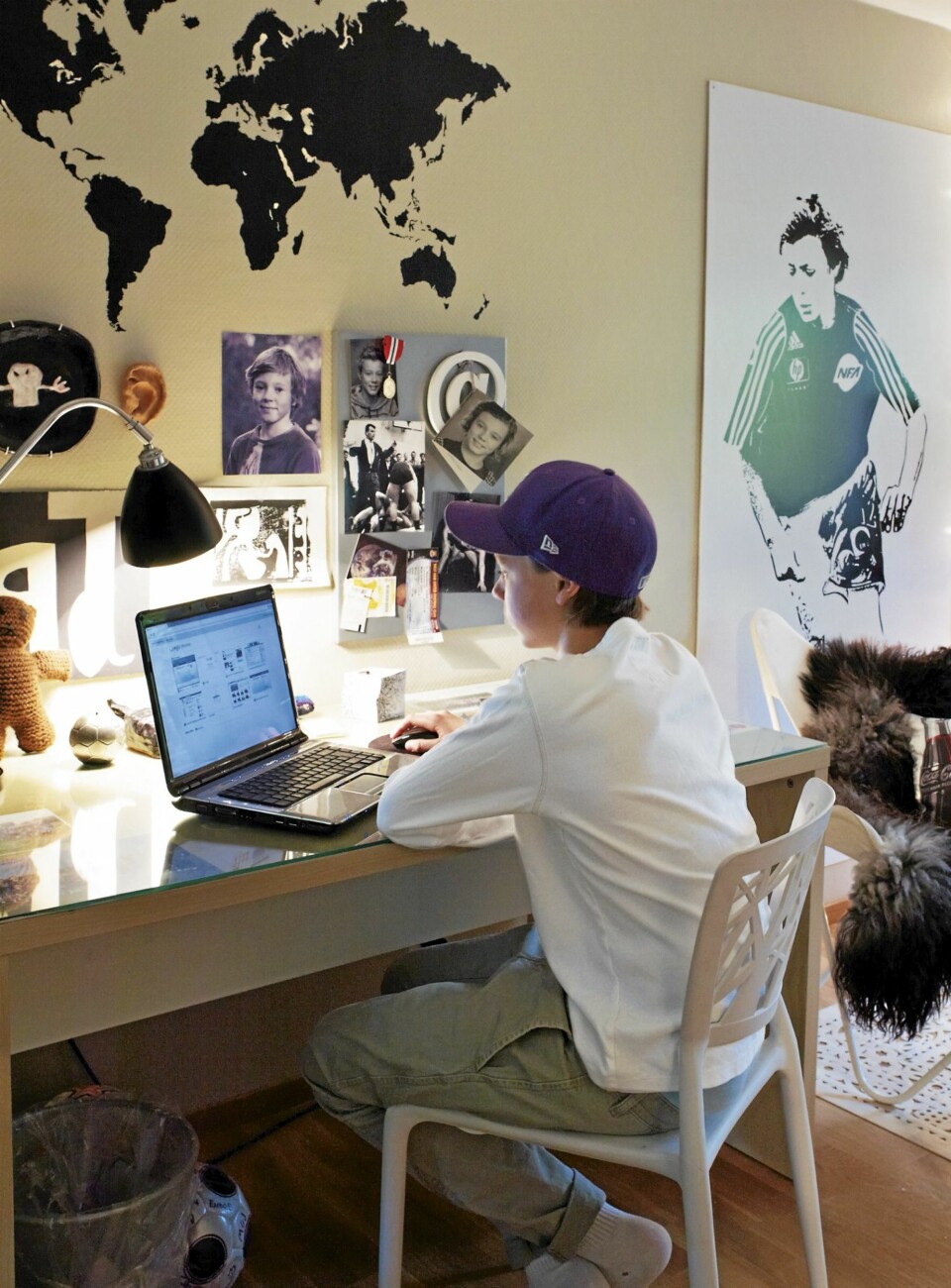UNGDOMSROMMET. Her er det 15-åringen Gard som regjerer. Lag personlig wallsticker ved å bruke et bilde du har og gi det gjerne et nytt utrrykk i et bildebehandlingsprogram som Photoshop. Fest stickersen på en kapaplate. Det får du blant annet gjort på Allkopi.