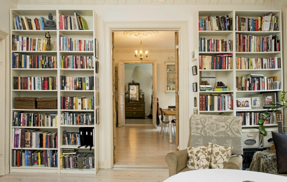PÅ REKKE OG RAD: Bokhyllene i stua er spekket med bøker. Hyllene er lagd med bokhyller fra Ikea som utgangspunkt.