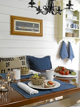 LYST OG DELIKAT: Det nye kjøkkenet er lyst og innbydende med maritime innslag av blått og brunt. Brikker, servise, puter, brett og lykter fra Home & Cottage, blå håndklær fra Bohus. LYST OG DELIKAT: Det nye kjøkkenet er lyst og innbydende med maritime innslag av blått og brunt. Brikker, servise, puter, brett og lykter fra Home & Cottage, blå håndklær fra Bohus.