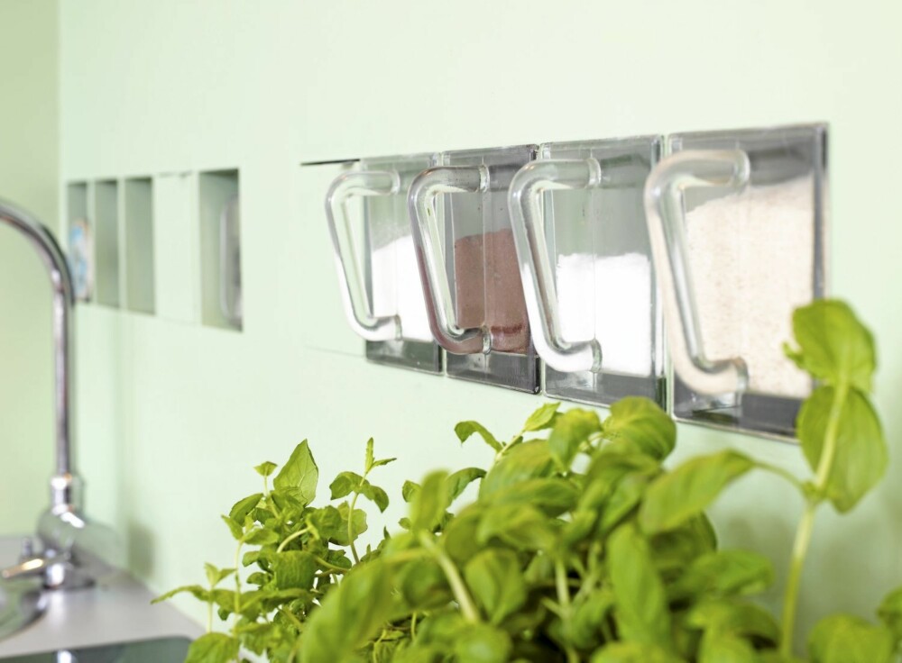 INNFELT OPPBEVARING: De to innfelte modulene har fem kvadratiske kammer hver. Glasskuffer fra Ikea fyller de nærmeste kamrene, mens de innerste er åpne nisjer. INNFELT OPPBEVARING: De to innfelte modulene har fem kvadratiske kammer hver. Glasskuffer fra Ikea fyller de nærmeste kamrene, mens de innerste er åpne nisjer.