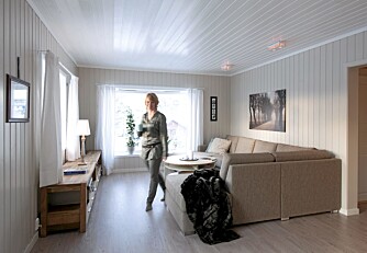 LYST.Elin Oldervik og familien har fått en hvitmalt stue og en gedigen sofa fra Living med plass til alle fem.