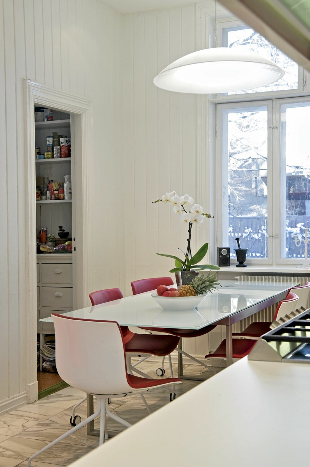 GLATT OG GLANS: Fra avstand ser du hvordan Kartell-lampen Neutra svever over glassbordet fra Sovet. GLATT OG GLANS: Fra avstand ser du hvordan Kartell-lampen Neutra svever over glassbordet fra Sovet.