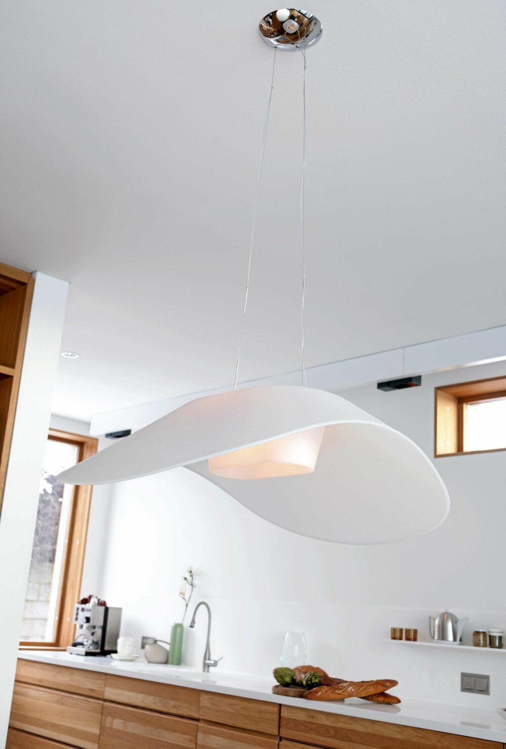 SVEVENDE: Fly-fly-lampen fra Foscarini virker vektløs der den henger i to tynne, hvite tråder.