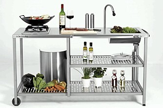 LEKKERT UTEKJØKKEN: Dette utekjøkkenet i stål fra Outstanding/Steinsenteret er et smart alternativ for de som ikke vil snekre eller mure selv. Ca. kr 20 000. LEKKERT UTEKJØKKEN: Dette utekjøkkenet i stål fra Outstanding/Steinsenteret er et smart alternativ for de som ikke vil snekre eller mure selv. Ca. kr 20 000.