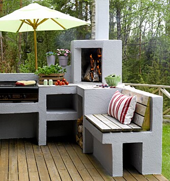 KOS VED PEISEN: Solparasoll «Mica» kr 895, lyslykter kr 75 pr. stk., alt fra ROOM. Blomstpotte lilla, liten kr 29,90 og stor kr 39,90, begge fra Plantasjen. KOS VED PEISEN: Solparasoll «Mica» kr 895, lyslykter kr 75 pr. stk., alt fra ROOM. Blomstpotte lilla, liten kr 29,90 og stor kr 39,90, begge fra Plantasjen.