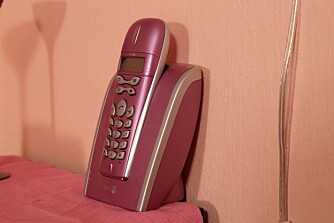 ROSANYANSER: Telefonen står i stil til fargene i stuen.