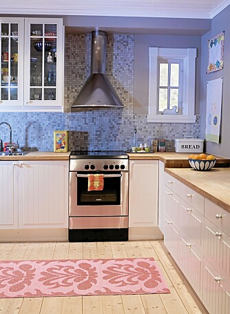 TIL TAKET: Kjøkkeninnredningen er fra Ikea. Se hvor stilig det er å legge mosaikkflisene helt opp til taket! TIL TAKET: Kjøkkeninnredningen er fra Ikea. Se hvor stilig det er å legge mosaikkflisene helt opp til taket!