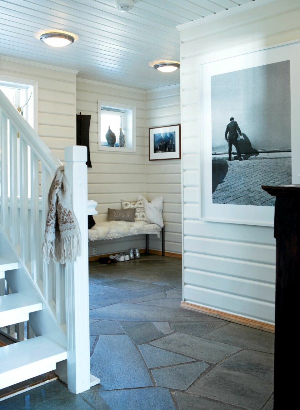 I gangen er det lagt skifer på gulvene. Bildet til høyre er av fotograf Tom Sandberg,det er favorittbildet hennes.