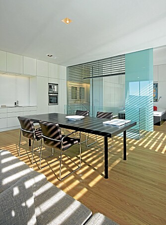 GLASS: Det har vært viktig for arkitekten å slipep lyset mest mulig inn, derfor er glass valgt som et hovedelement i innredningen. GLASS: Det har vært viktig for arkitekten å slipep lyset mest mulig inn, derfor er glass valgt som et hovedelement i innredningen.