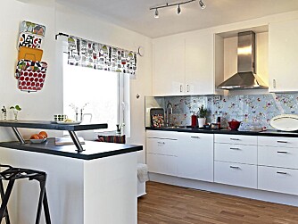Kjøkkenet fra Ikea har høyblank finish. Sprutveggen er av glass, og bak den ser du tapetet Chinese Rose fra nederlandske PIP Studio. Benkeplaten i eik ble beiset svart for at den skulle bryte med eikegulvet. Kjøkkenet fra Ikea har høyblank finish. Sprutveggen er av glass, og bak den ser du tapetet Chinese Rose fra nederlandske PIP Studio. Benkeplaten i eik ble beiset svart for at den skulle bryte med eikegulvet.