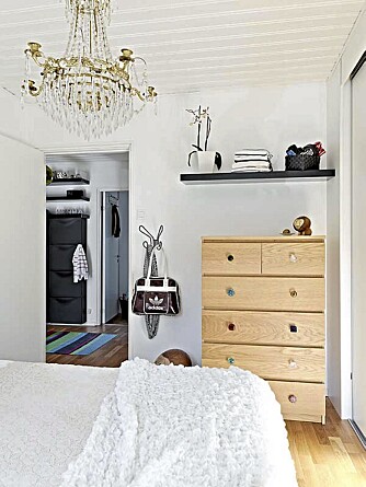 Kommoden fra Ikea har fått et hav av ulike knotter i forkjellige farger. Slik blir den blikkfang i et soverom som ikke er verdens største. Lysekronen er arvegods. Kommoden fra Ikea har fått et hav av ulike knotter i forkjellige farger. Slik blir den blikkfang i et soverom som ikke er verdens største. Lysekronen er arvegods.