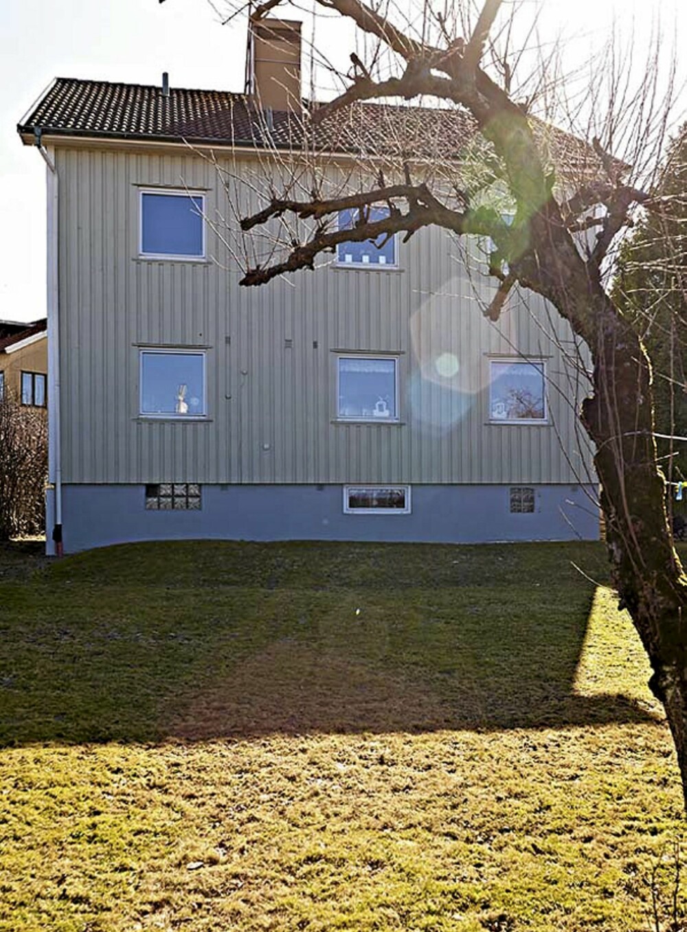 Slik ser den horisontaldelte tomannsboligen ut sett fra hagen. Lina og familien bor i første etasje. Slik ser den horisontaldelte tomannsboligen ut sett fra hagen. Lina og familien bor i første etasje.