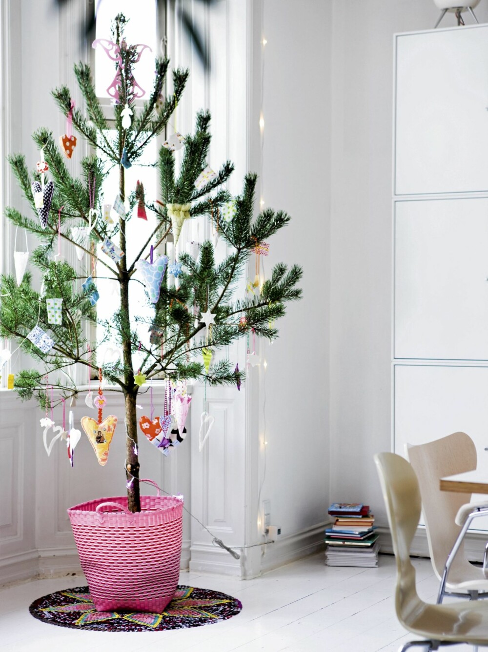 SELVHUGGET TRE: Familien hugger alltid sitt eget juletre. Hva slags tre de har skifter fra år til år. Juletreteppet er fra 1000 Ting.